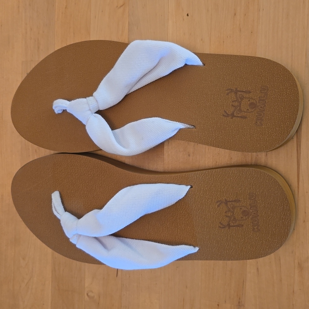 Kuailu Size 8 Flip Flops